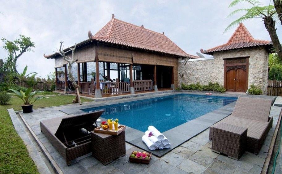 Villa Mulyono dikelilingi dengan kebun apel yang menjadi ciri khas Kota Malang.